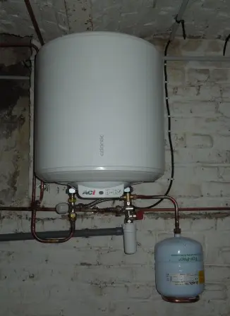 Installation d'un ballon électrique Atlantic de 50 litres avec vase expansion sanitaire et mitigeur.