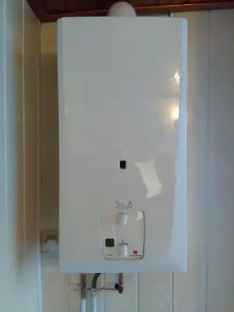 Installation d'un chauffe bain gaz Saunier mural.