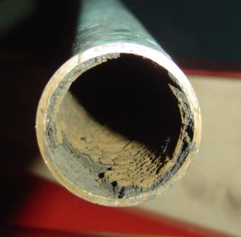 Tube de cuivre d'une installation de chauffage bouché par la boue