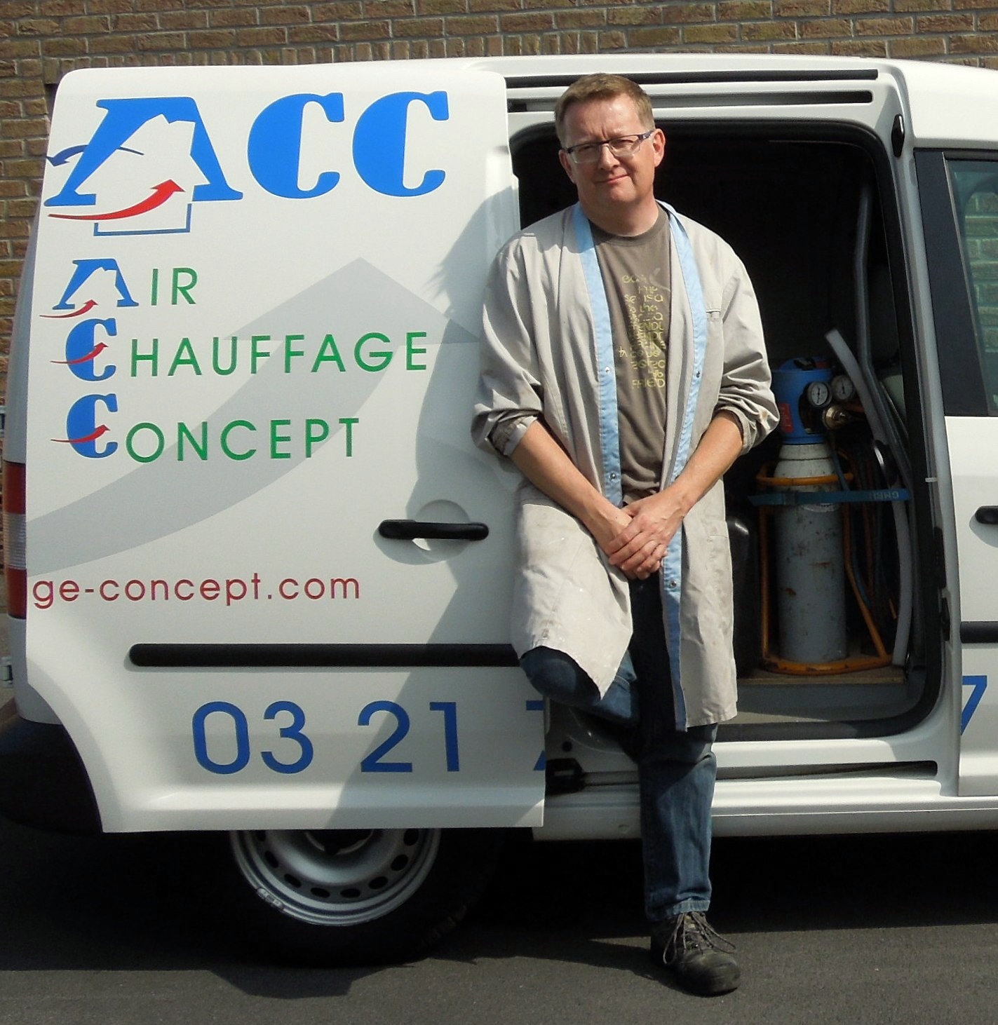 Photo de l'équipe ACC et du camion